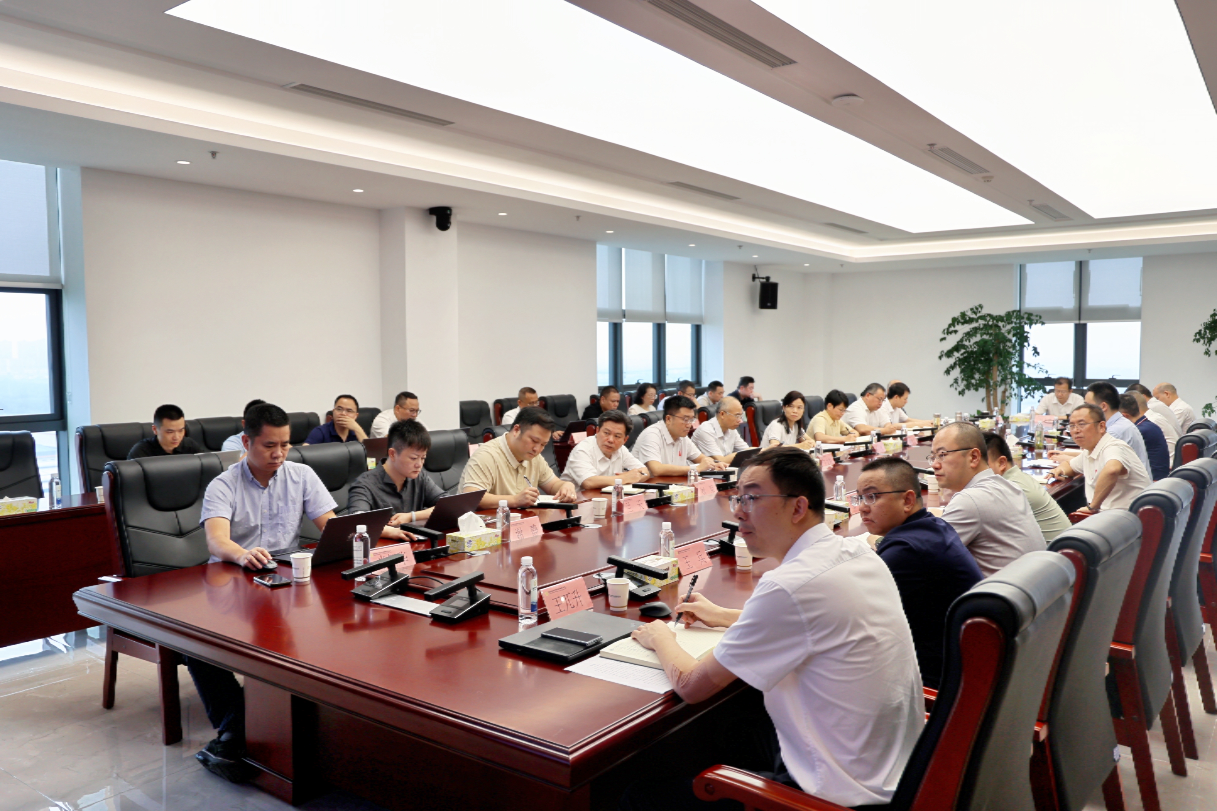 树；馐队碌５  以争先精神创佳绩 ——J9集团召开2026年上半年经济运行分析视频会